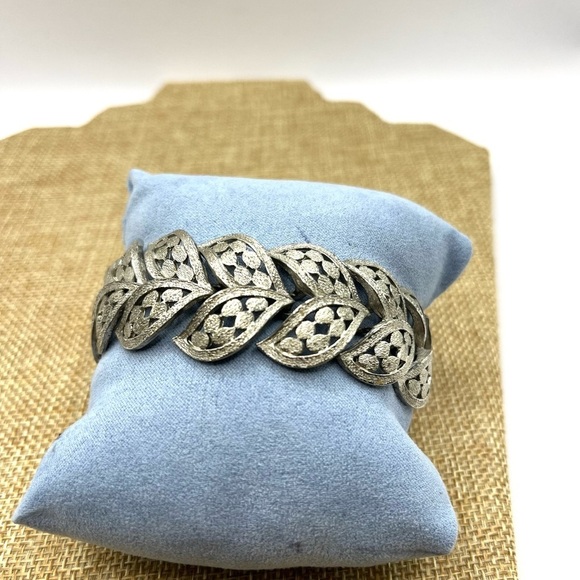 Silver Articulated Leaf Pattern Bracelet Signed Judy Lee fold over clasp closure - Picture 1 of 12